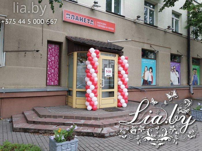 Гирлянда из шаров на вход магазина в день открытия
