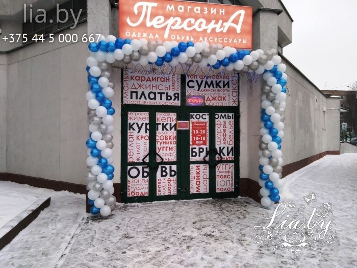 украшение шарами входа в магазин
