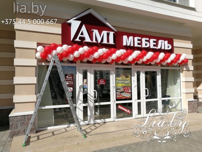 Оформление витрины магазина шарами к его открытию