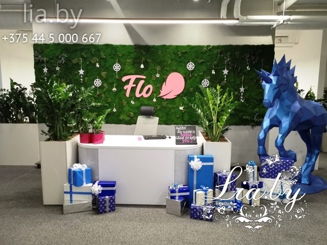 Украшение офиса компании FLO на новый год оформление стойки регистрации
