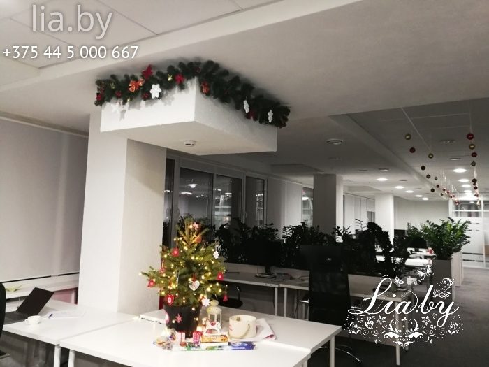 украшение колонны хвойной гирляндой к новому году