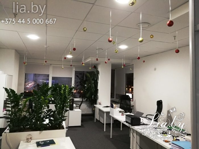 украшение потолка в офисе елочными шарами на ленте
