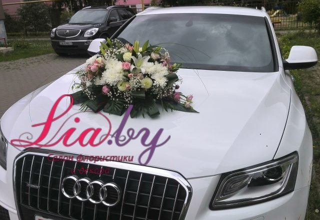 Композиция из живых цветов на капоте белого внедорожника к свадьбе