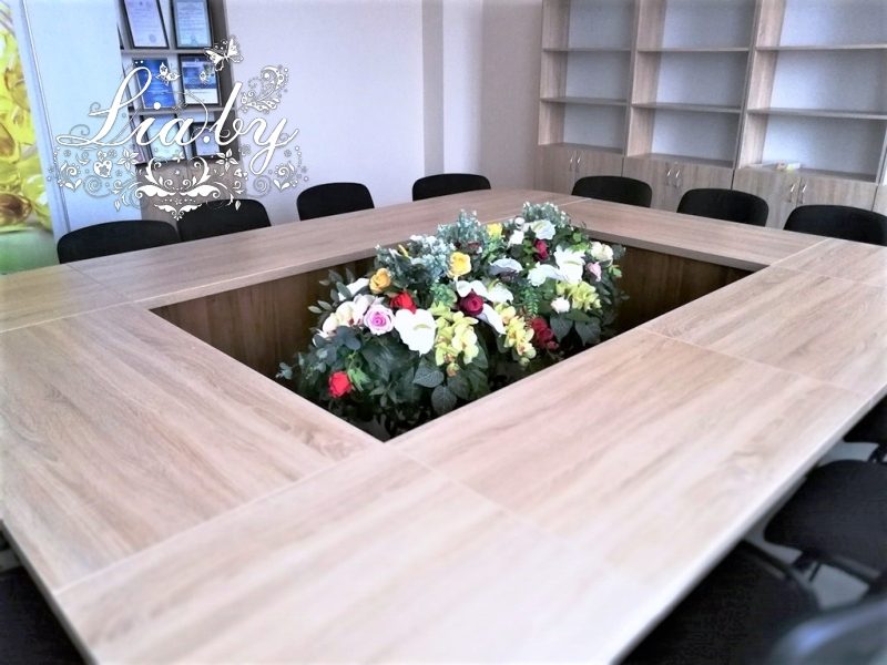 Композиция из цветов внутрь стола на подставке