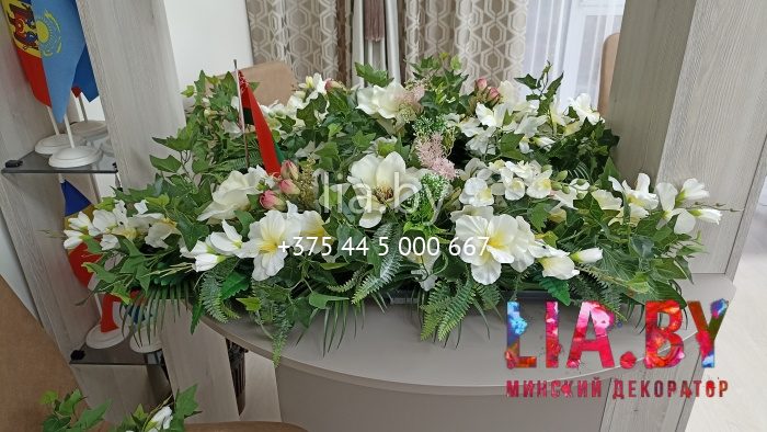 украшение стола для переговоров цветами белого цвета