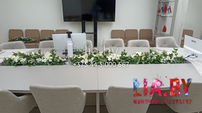 украшение стола для переговоров цветами белого цвета