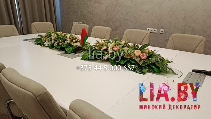 Цветочные композиции для украшения стола для переговоров