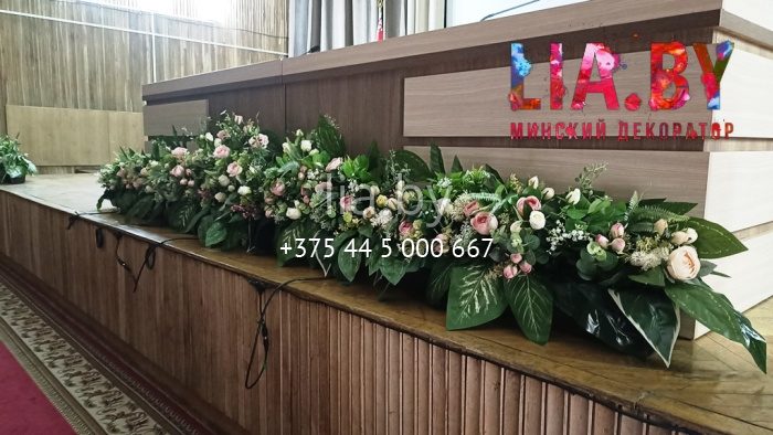 Центральная композиция на сцену из искусственных цветов
