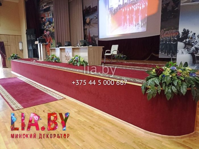 Цветочные композиции для украшения актового зала института МЧС в Минске