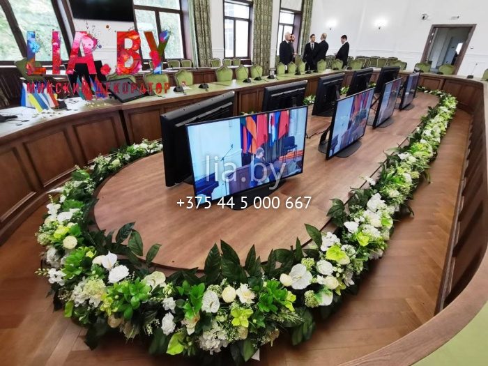 Композиция вокруг большого овального стола
