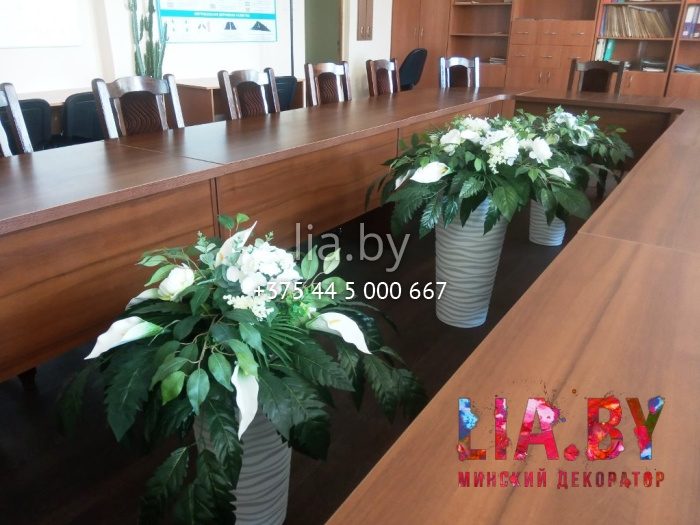 три композиции в вазонах внутрь стола для совещаний в автобусном парке