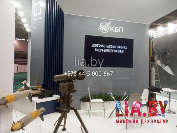 украшение живыми цветами и растениями выставочных стендов Milex 2021. Живая срезка композиций из цветов для украшения столов заседания и спатифиллум в украшении стендов