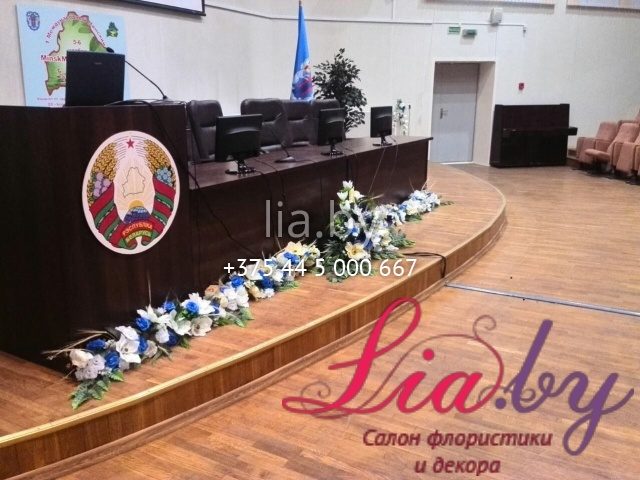 Консольная цветочная композиция для украшения сцены конференц-зала