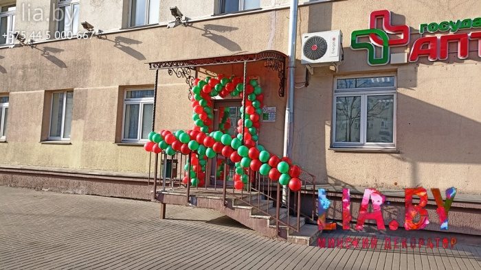 Красно-зеленые гирлянды из шаров на открытие аптеки