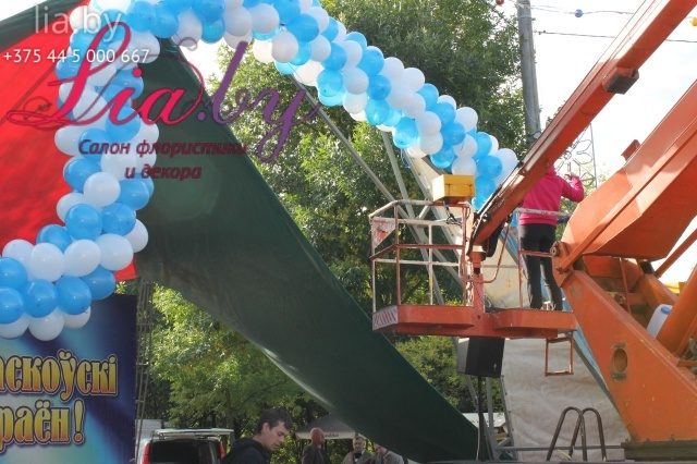 Монтаж гирлянды из шаров на сцену в городском парке на ярмарке (день города)