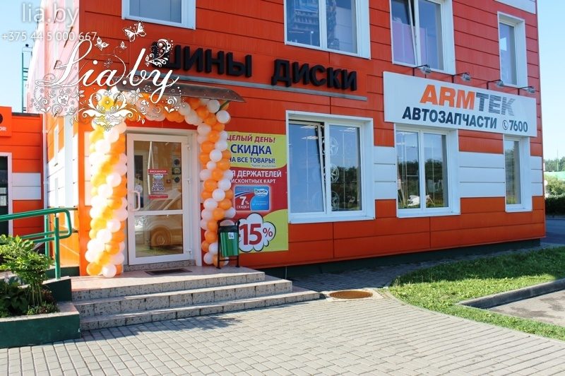 Украшение шарами входа в магазин