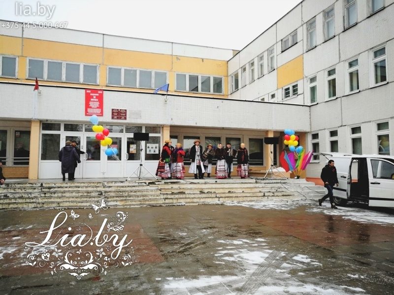 Фонтаны из шаров на вход в школу на выборы