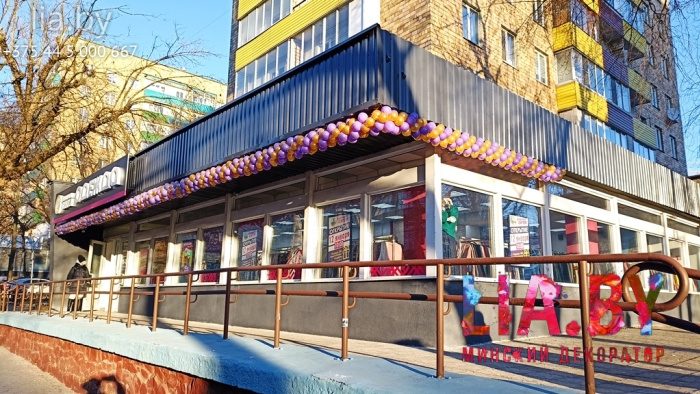 шаровое оформление магазина с одеждой на его открытие