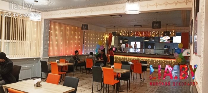 украшение световыми гирляндами занавесами кафе на индийский праздник