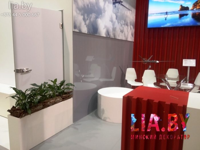 украшение живыми цветами и растениями выставочных стендов Milex 2021. Живая срезка композиций из цветов для украшения столов заседания и спатифиллум в украшении стендов