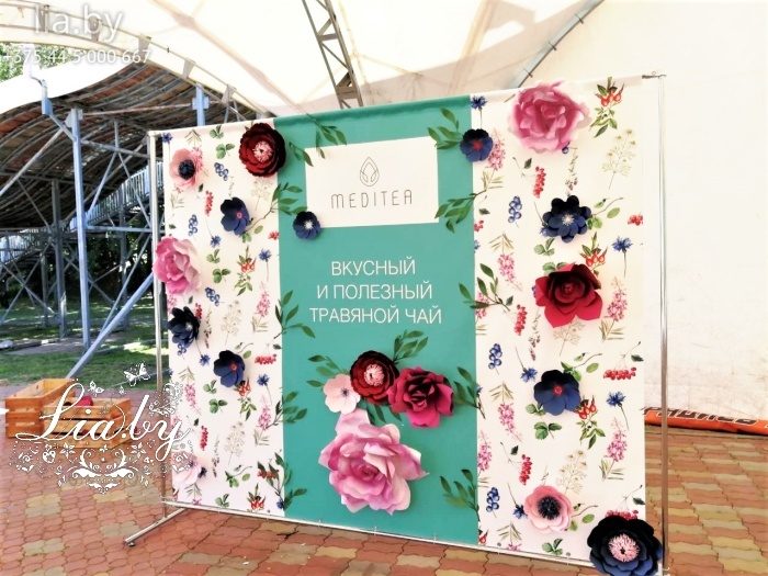 Фотозона для промо-акции из ПВХ с бумажными цветами