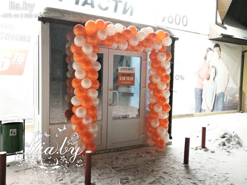 Украшение открытия магазина гирляндой из шаров