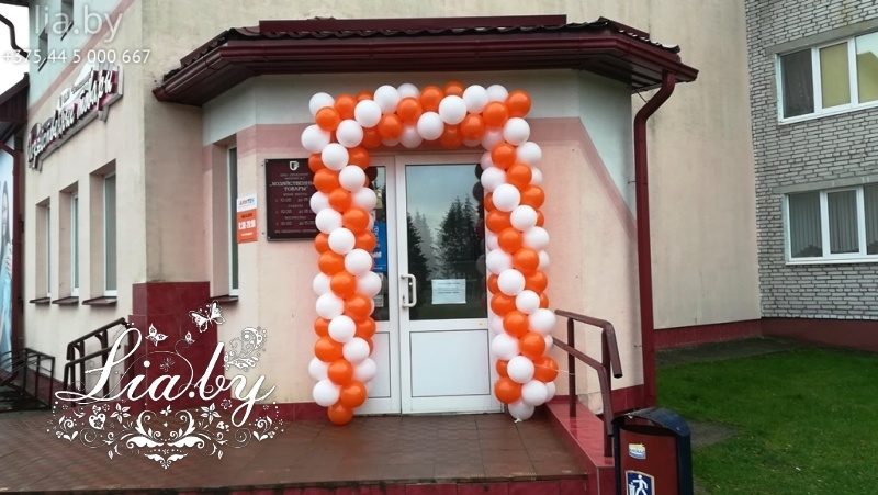 украшение шарами входа в магазин (Вилейка)
