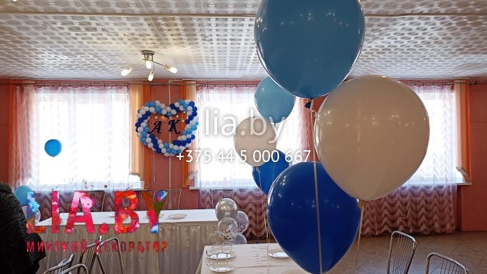 Оформление помещения ко свадьбе шарами и белыми скатертями.