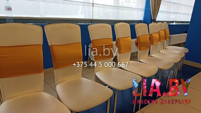 Золотые банты на белые стулья