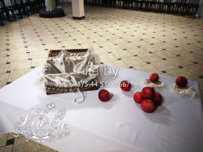 корзинка для дарения с яблоками