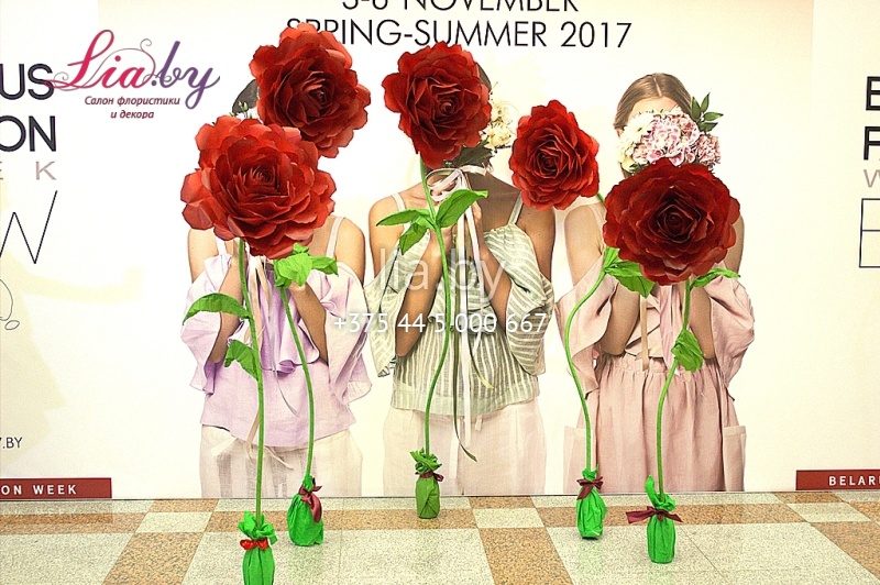 Гигантские розы как фото-зона на выставке BFW 2016