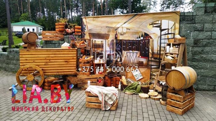 Фотозона погребок в испанском-итальянском стиле с деревянными и стеклянными декорациями