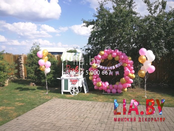 Украшение банкета и фотозоны во дворе усадьбы Дубки на крестины девочки (оформление в розовом цвете, кэнди бар)