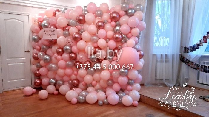 фотозона из шаров в розовых тонах в вижде из стены шаров разного размера девочке на 1 годик