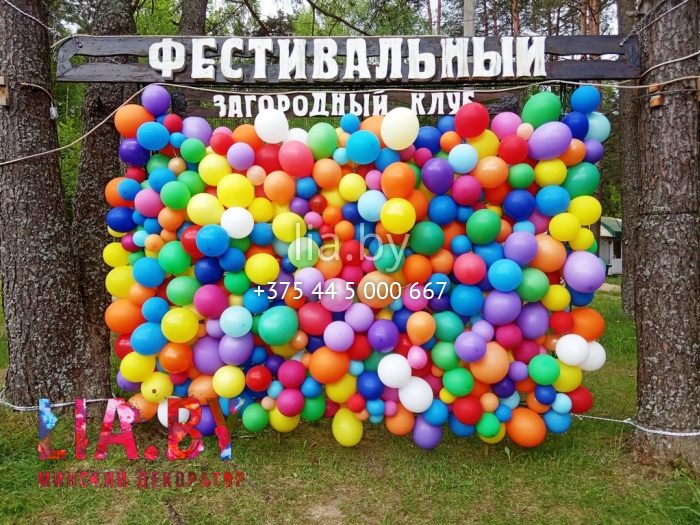 стена из разноразмерных разноцветных латексных шаров 3 на 2,5 метра