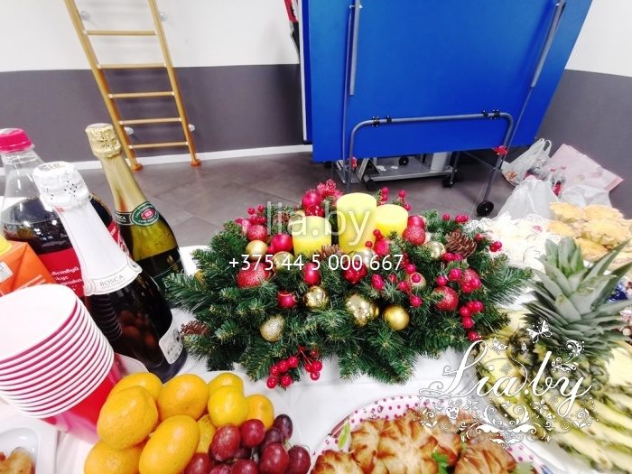 Украшение корпоратива к новому году на фирме по поставке автомобильных моторов и комплектующих к ним, была установлена фотозона - гигнатский венок, а также празднично украшено рождественскими композициями ряд столов: для награждений и фуршетные столы