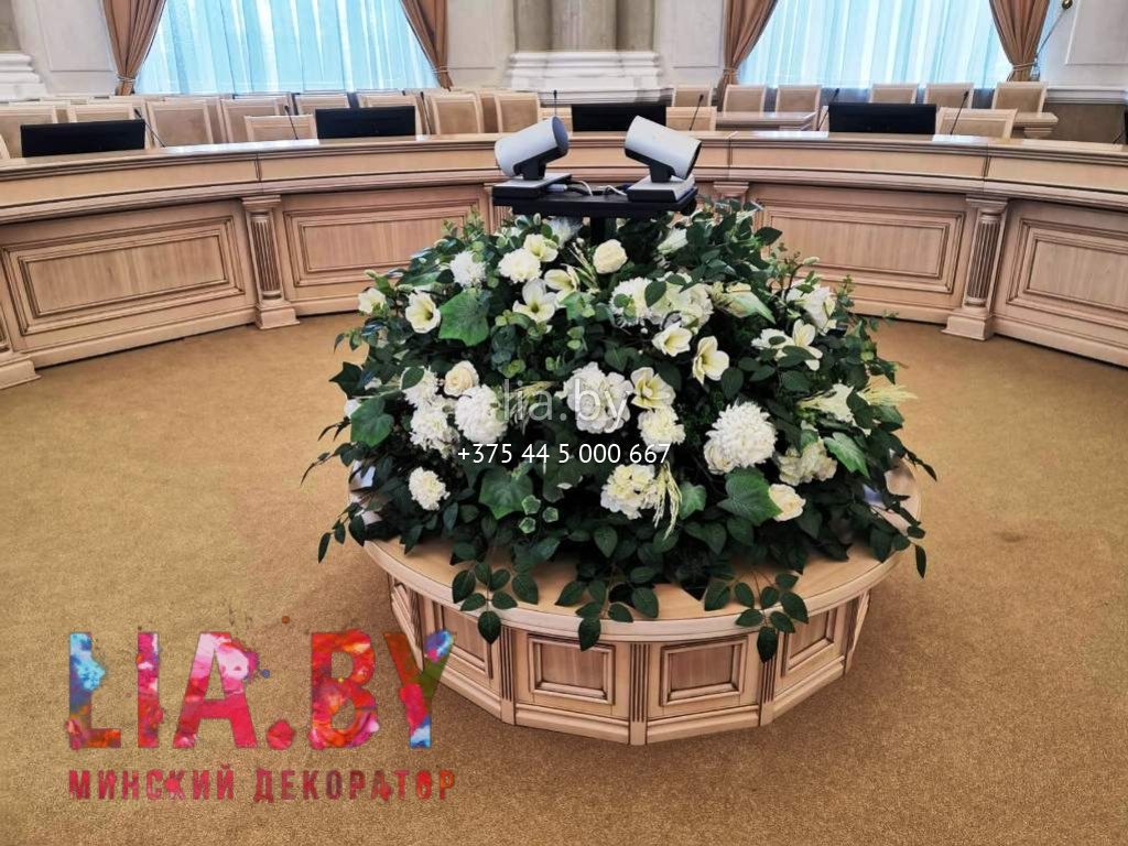 композиция из белых цветов на круглую 1,5м тумбу в центр круглого стола для заседаний комитета