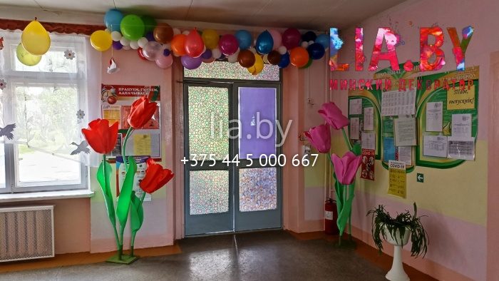 Украшение растяжками с шарами, гирляндой и ростовыми тюльпанами фойе школы на линейку