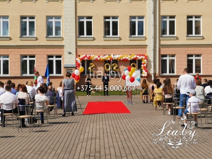 Украшение учебного заведения на выпускной в Минске 2020. Украшение крыльца СШ 22