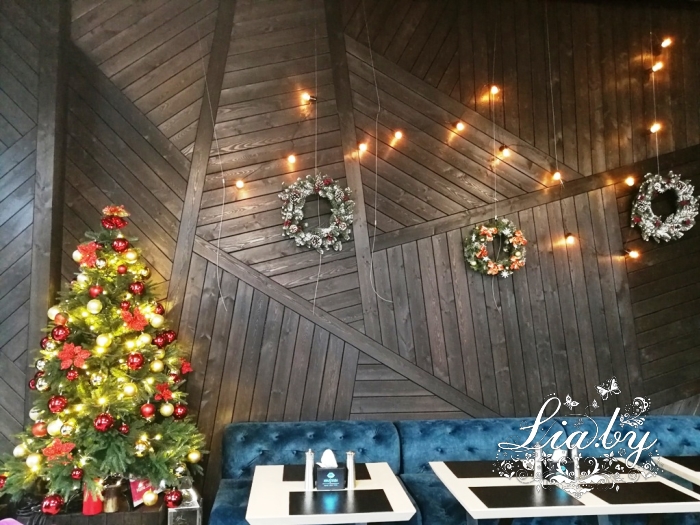 Дизайнерская ель и новогодние венки с ретро-гирляндой в украшении интерьера бара на Зыбицкой